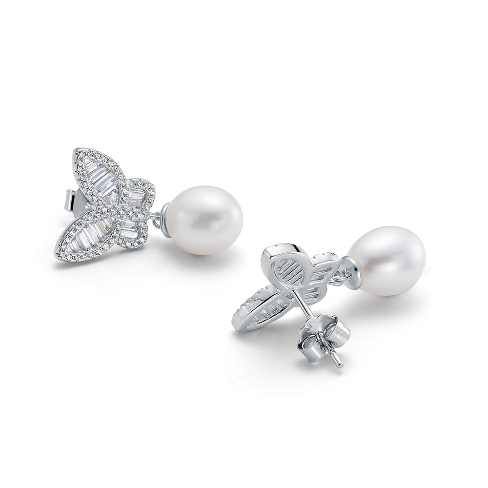 Серьги из серебра с белыми жемчужинами 7,5-8 мм. Артикул 10435 Серьги из серебра с белыми жемчужинами 7,5-8 мм. Артикул 10435